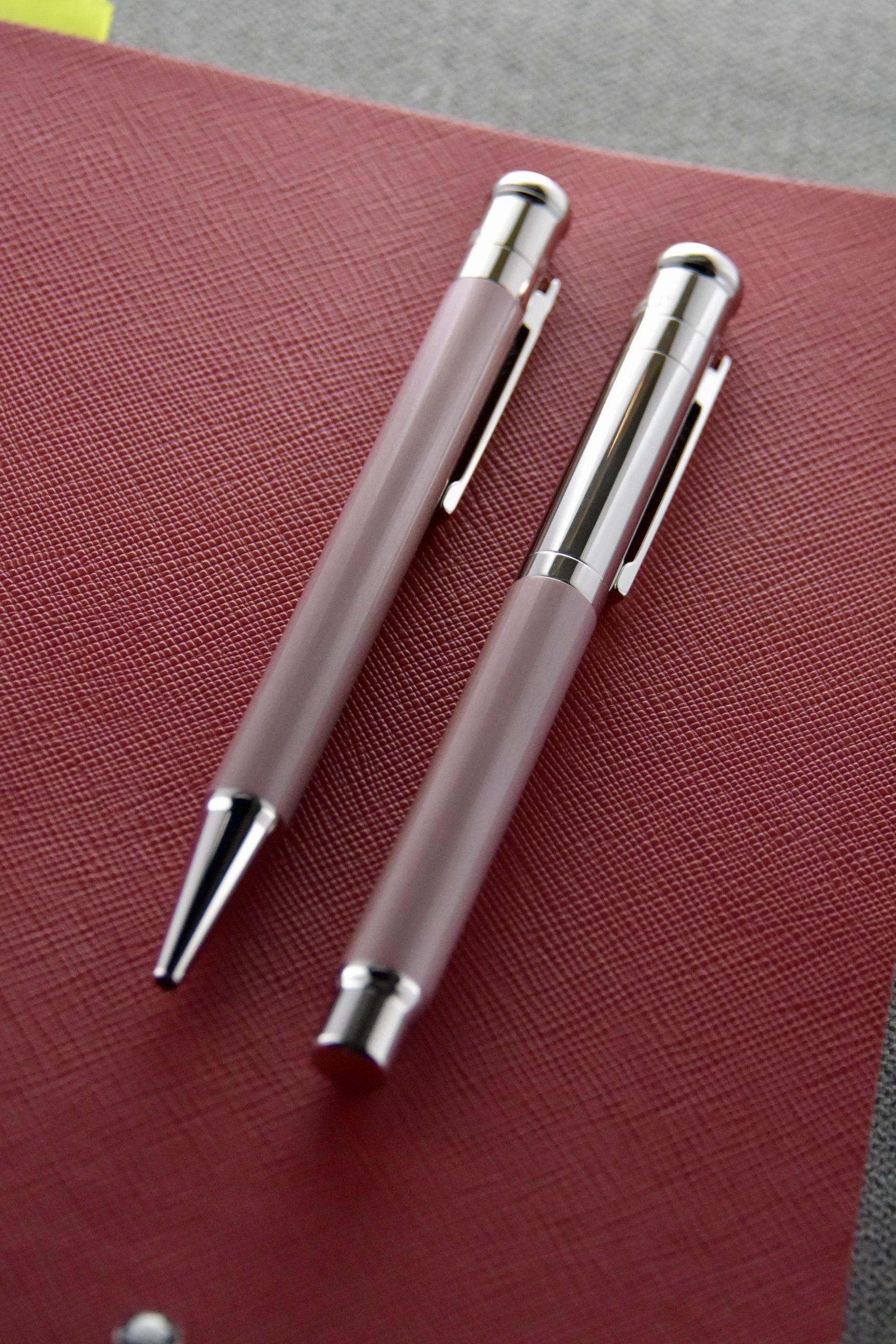 design04 Pearl Pink Rollerball Pen