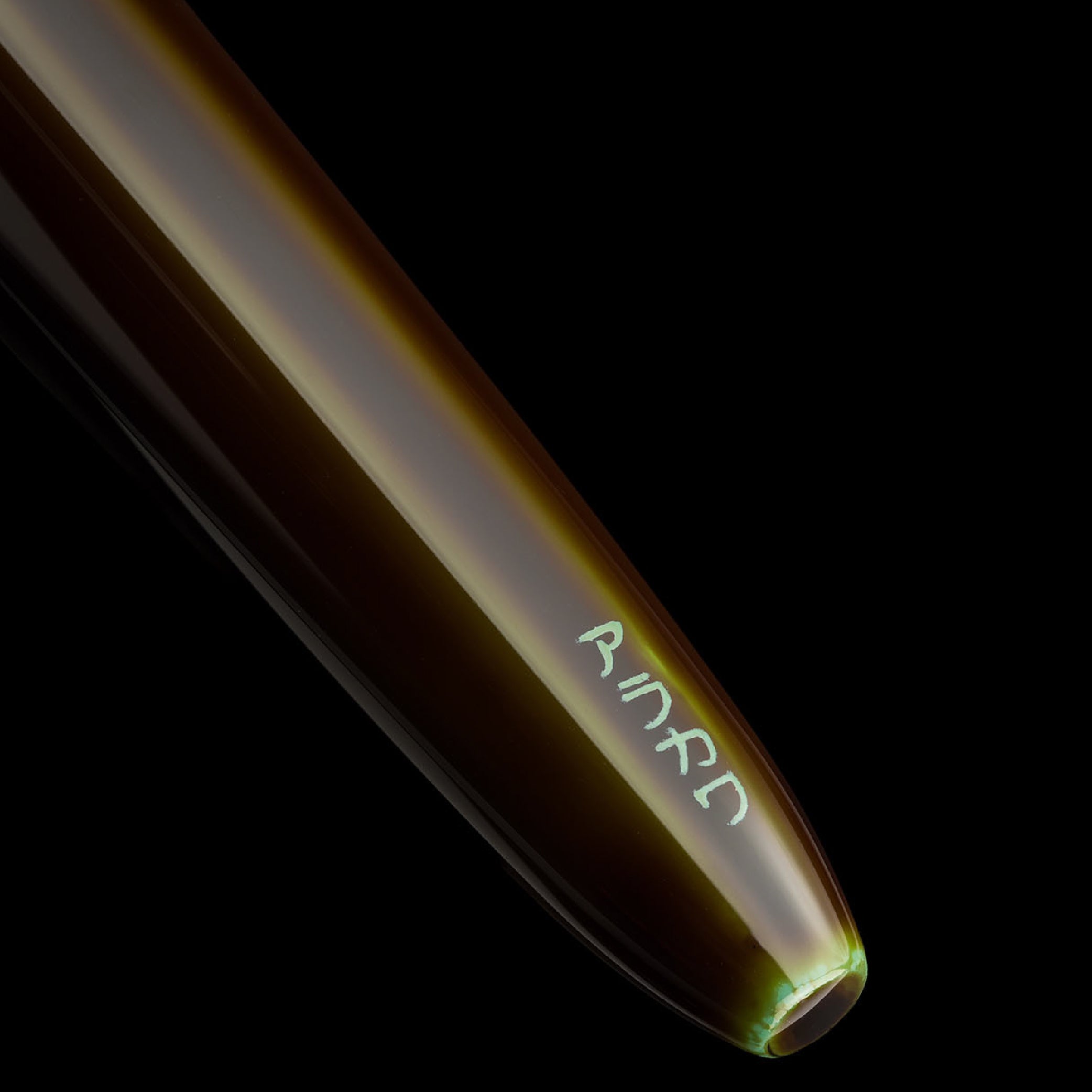 SCRIBO_Piuma Hane Tamenuri Toruko Yellow Gold-Ruthenium Limited Edition Fountain Pen_Barrel End Detail