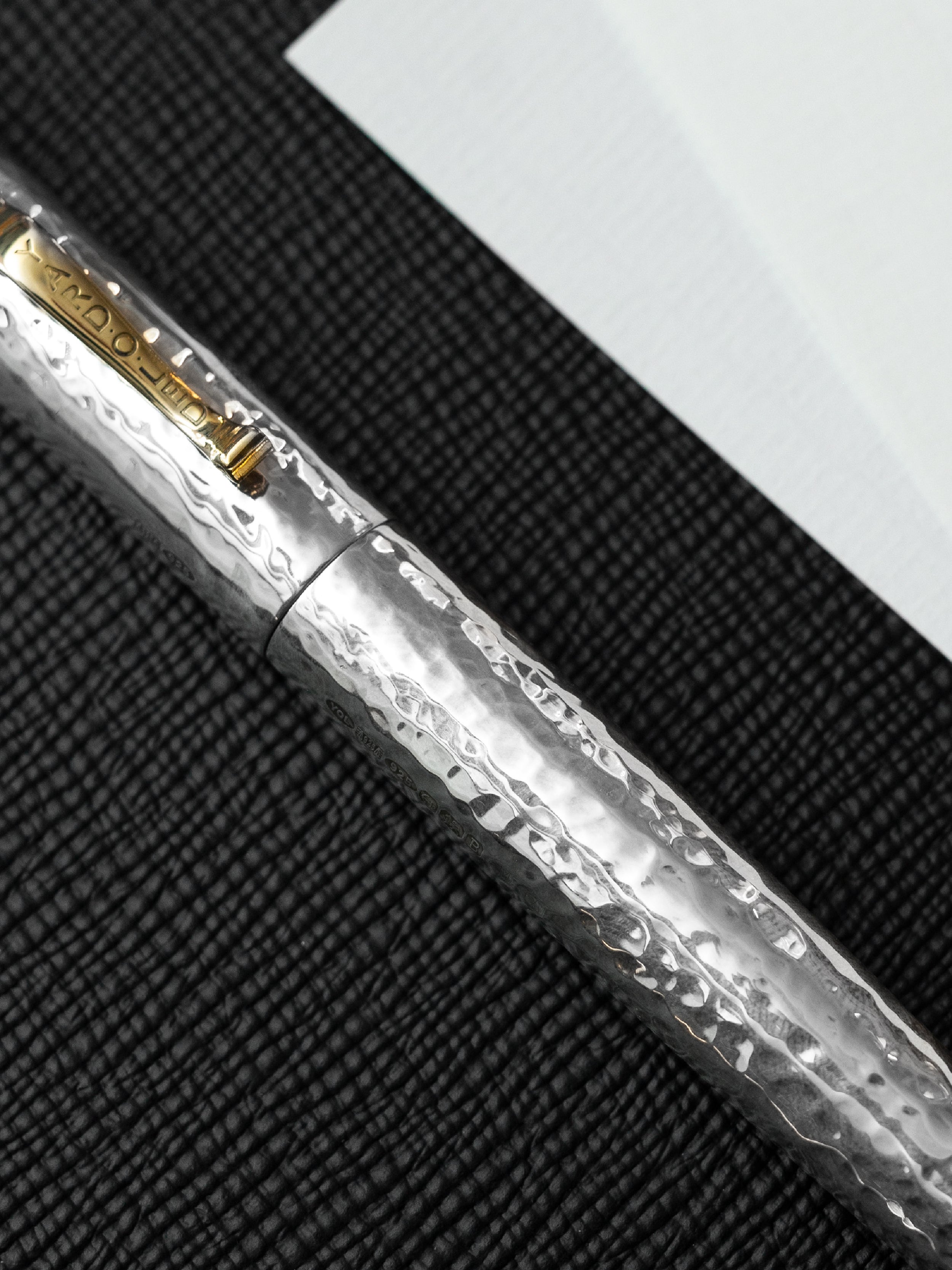 YARD O LED_Grand Martelé Limited Edition Fountain Pen_News Page Barrel Detail