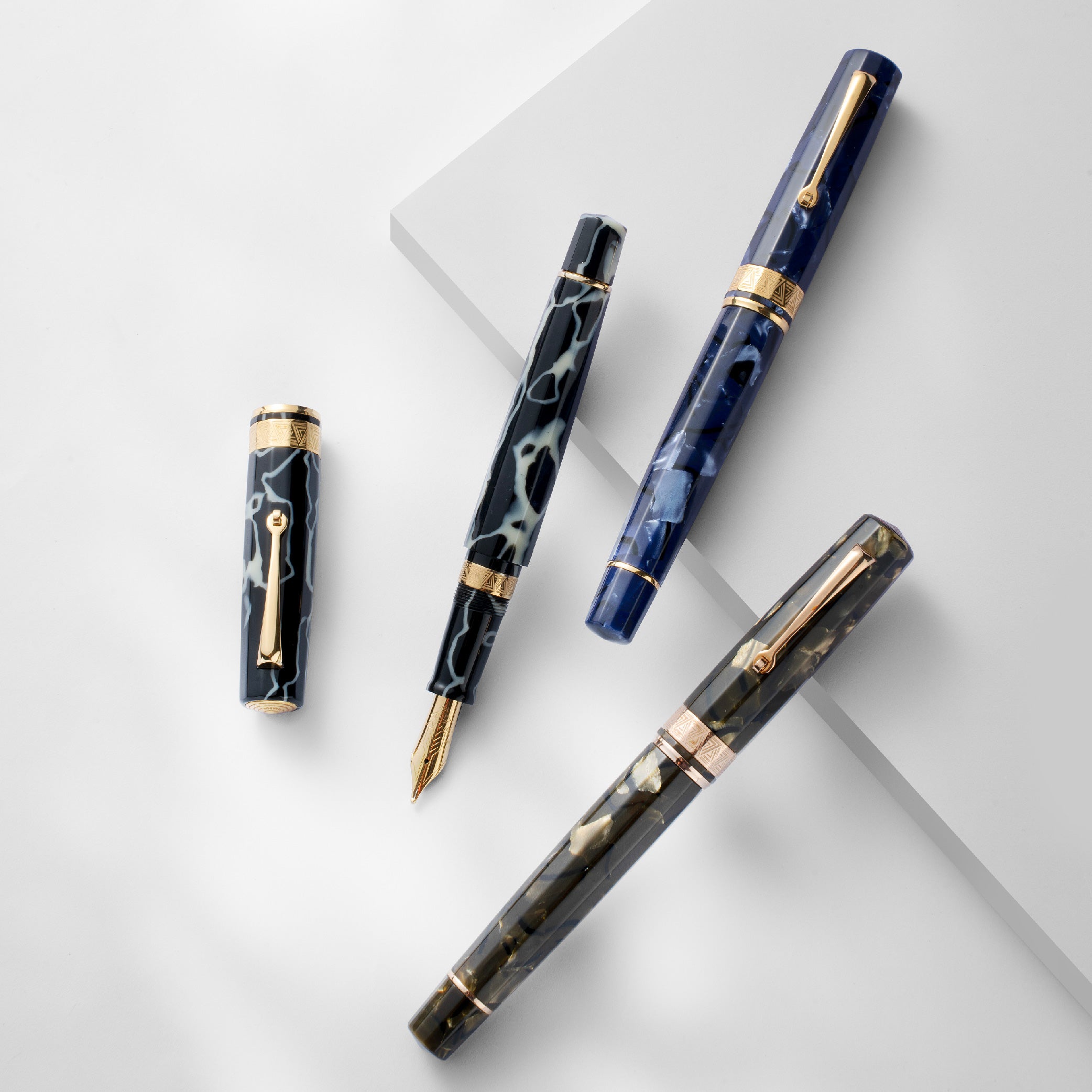 OMAS Paragon Saft Green Rose Gold Trim Fountain Pen