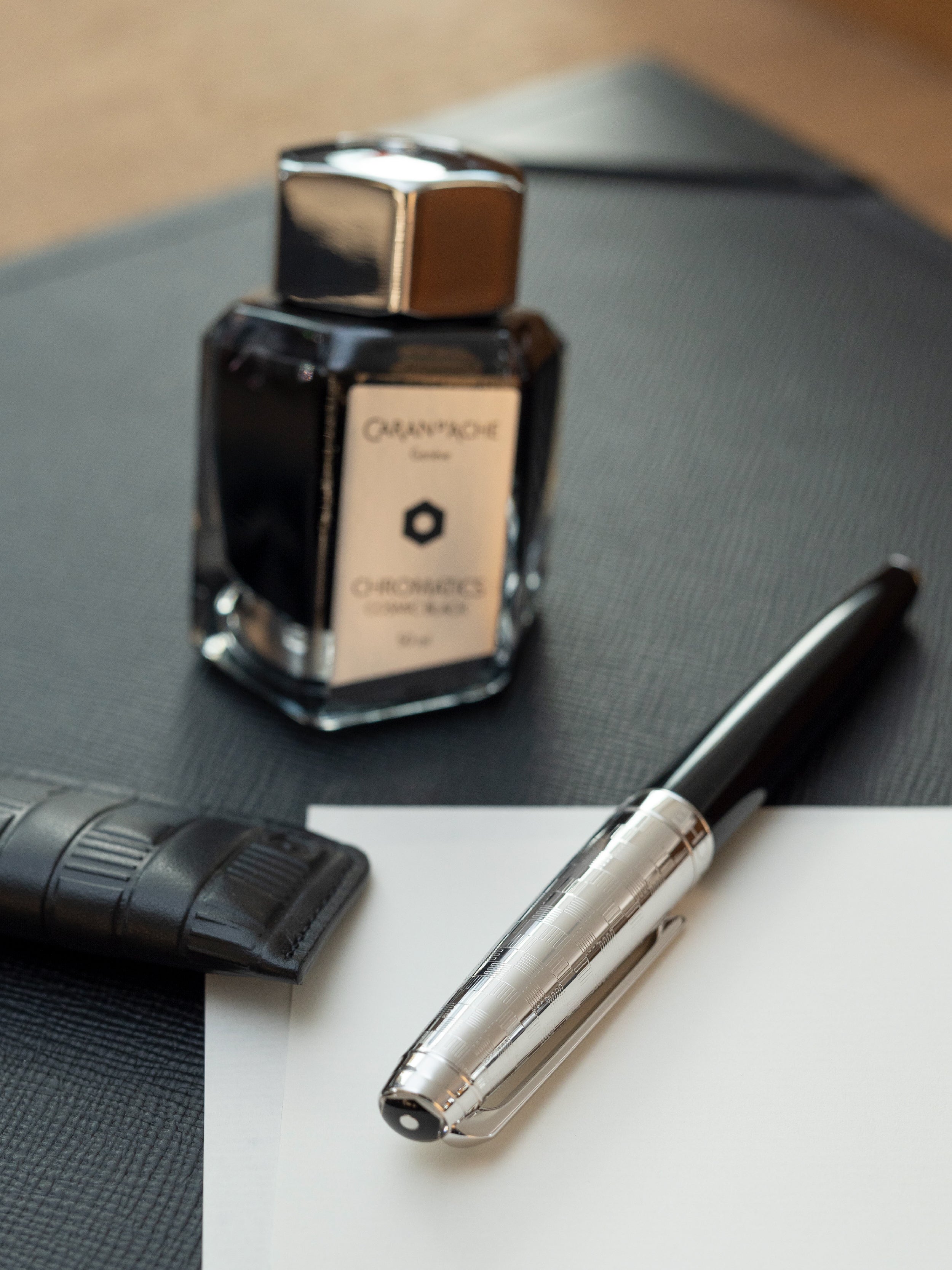 CARAN D'ACHE_Leman Damier Black Special Edition Fountain Pen Set_News Page Pen & Pouch Detail