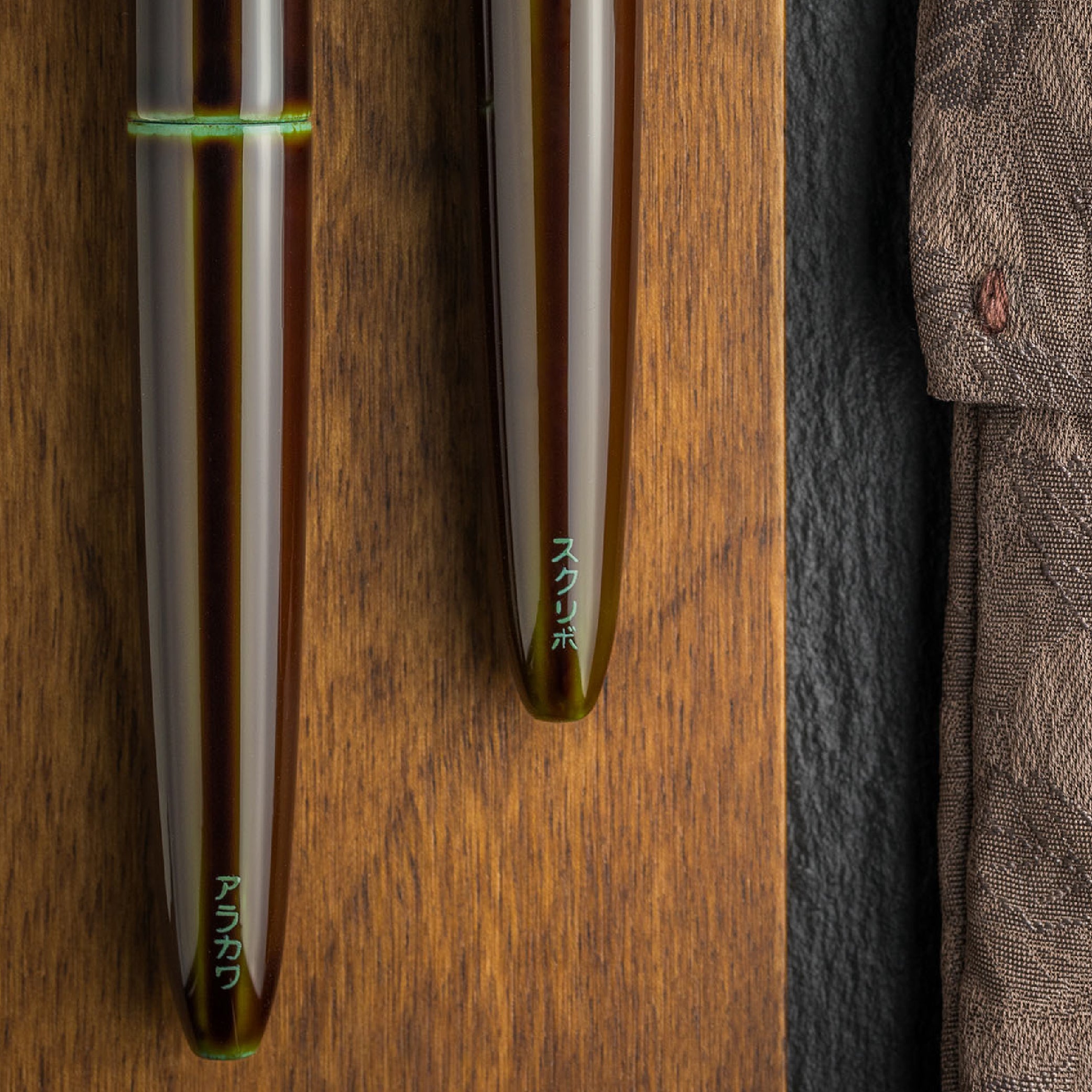 SCRIBO_Piuma Hane Tamenuri Toruko Yellow Gold-Ruthenium Limited Edition Fountain Pen_Lifestyle Barrel Detail