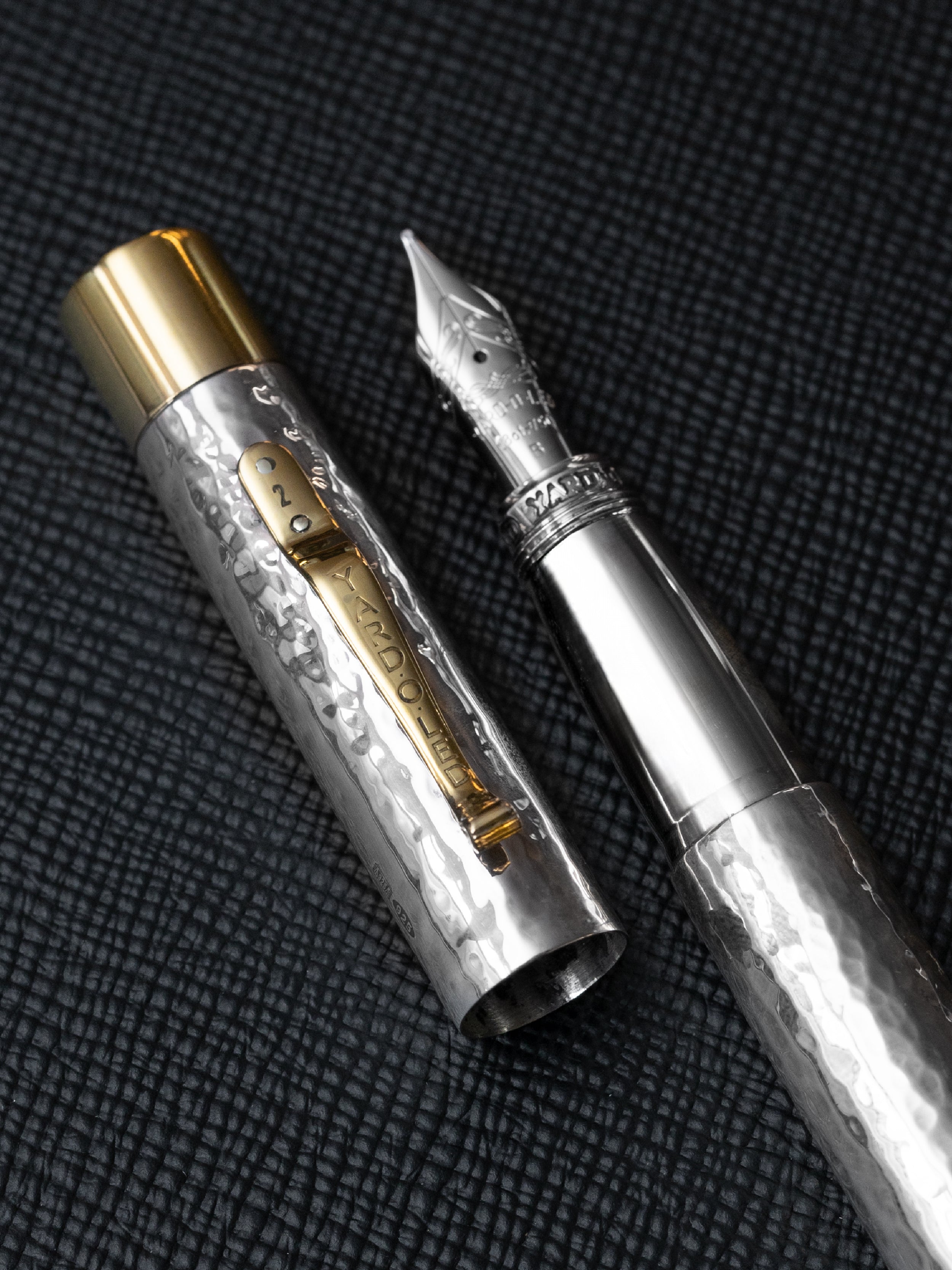 YARD O LED_Grand Martelé Limited Edition Fountain Pen_News Page Nib & Cap Detail
