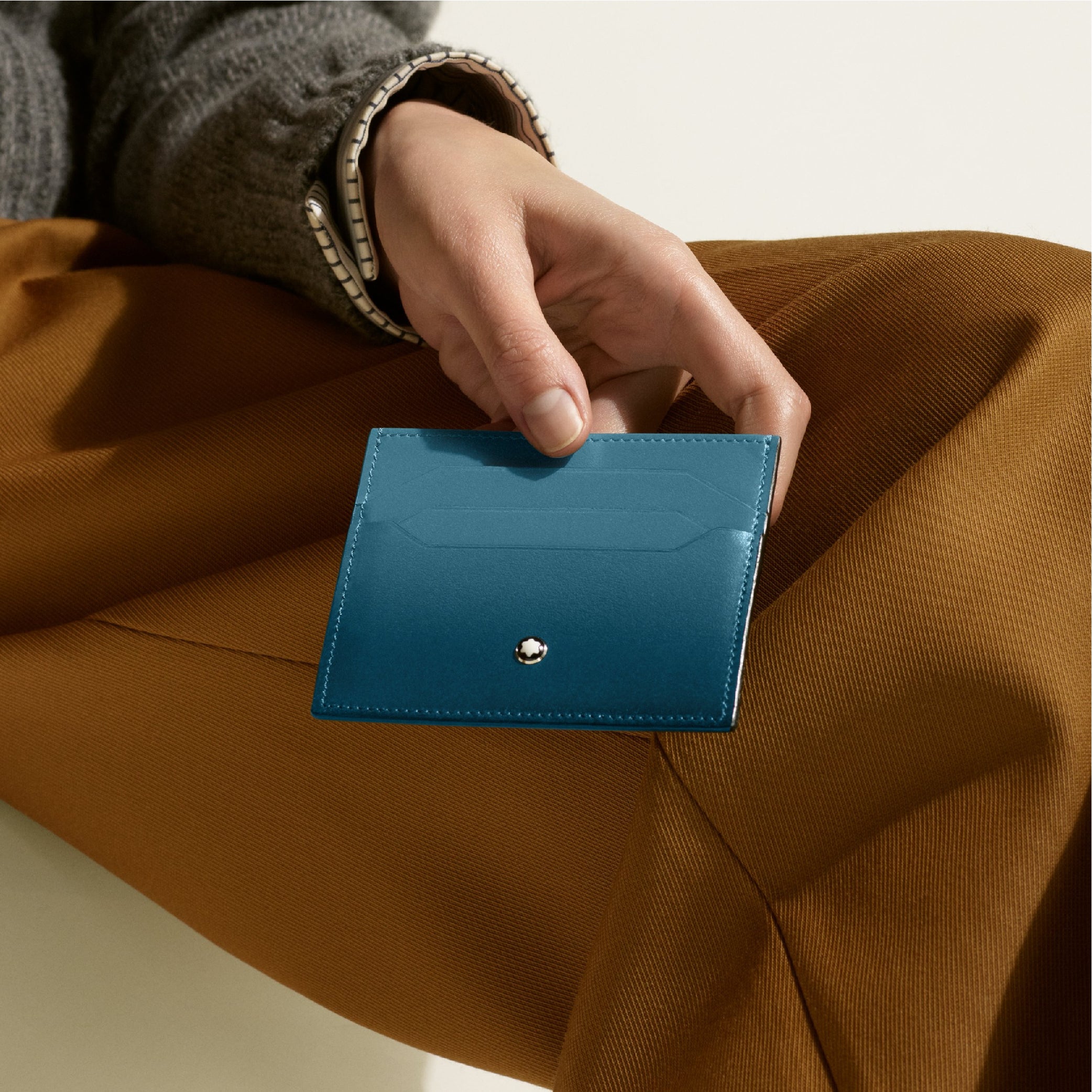 MONTBLANC Meisterstück Sfumato Smoky Blue Card Holder 6cc | Hand